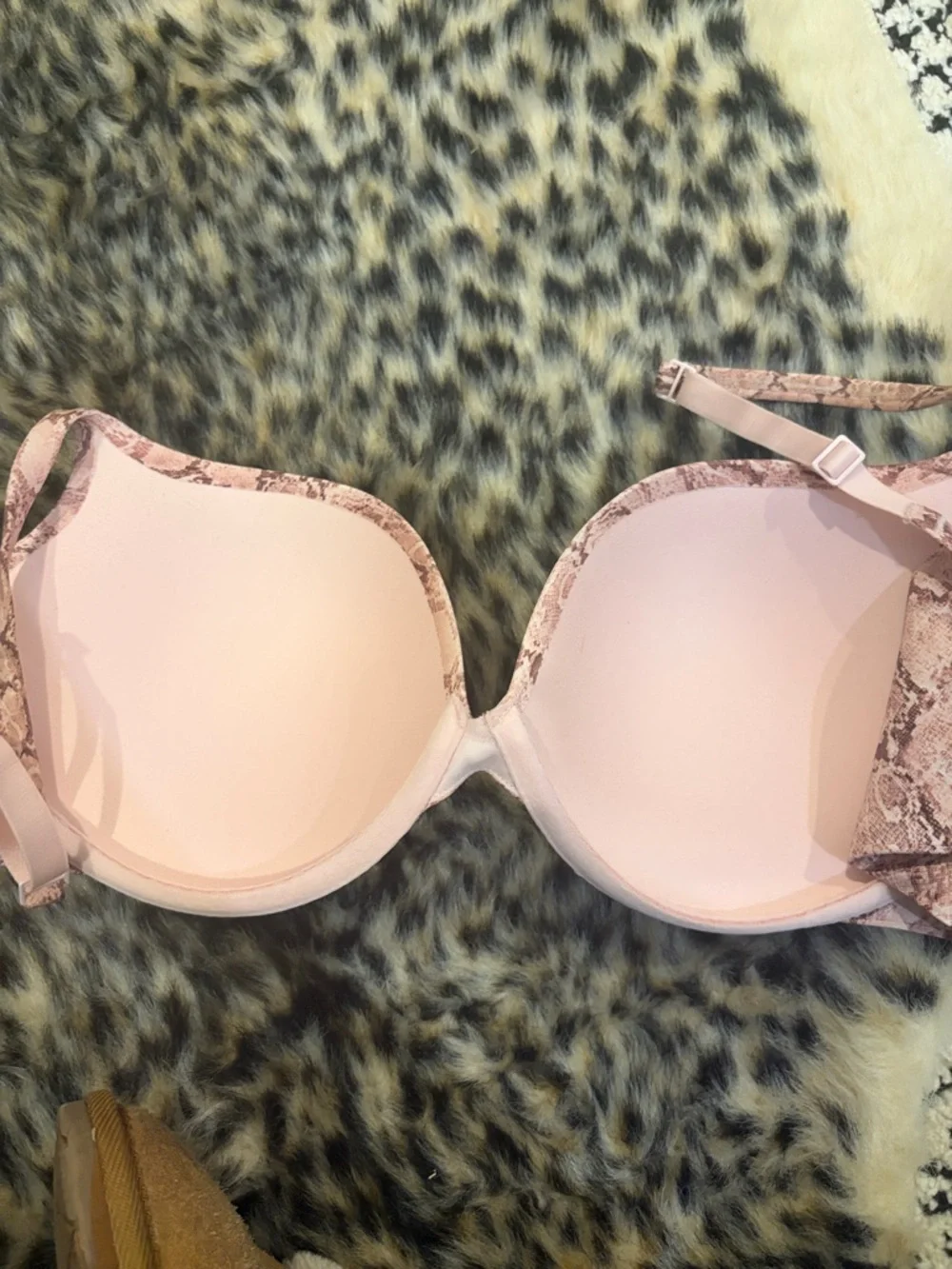 SKIMS Pink Snake-Print Underwire Bra - Picture 5 of 5